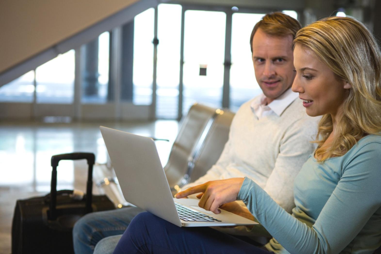 Peserta mengakses materi pembelajaran investasi melalui berbagai perangkat dengan koneksi stabil