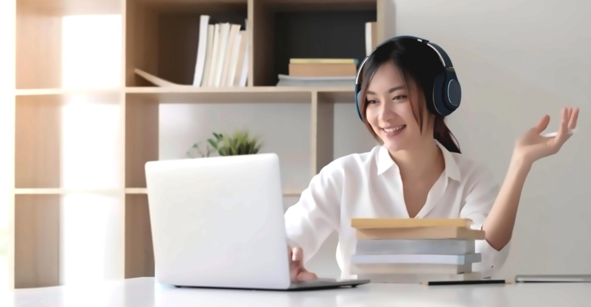 Tampilan dashboard pembelajaran dengan grafik kinerja dan modul interaktif untuk memahami indikator finansial