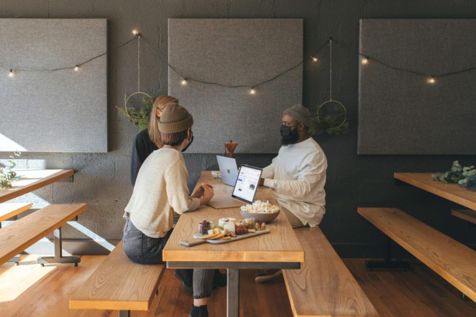 Analisis indikator keuangan dan grafik pasar saham untuk pembelajaran investasi