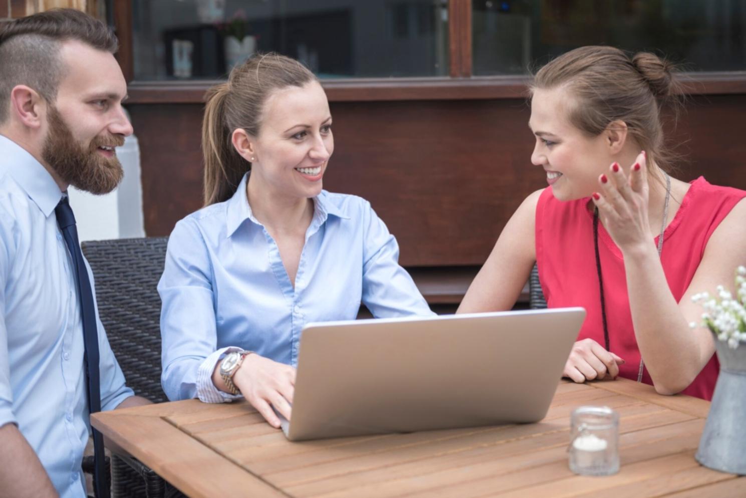 Sesi latihan praktik membaca chart dan indikator teknikal investasi