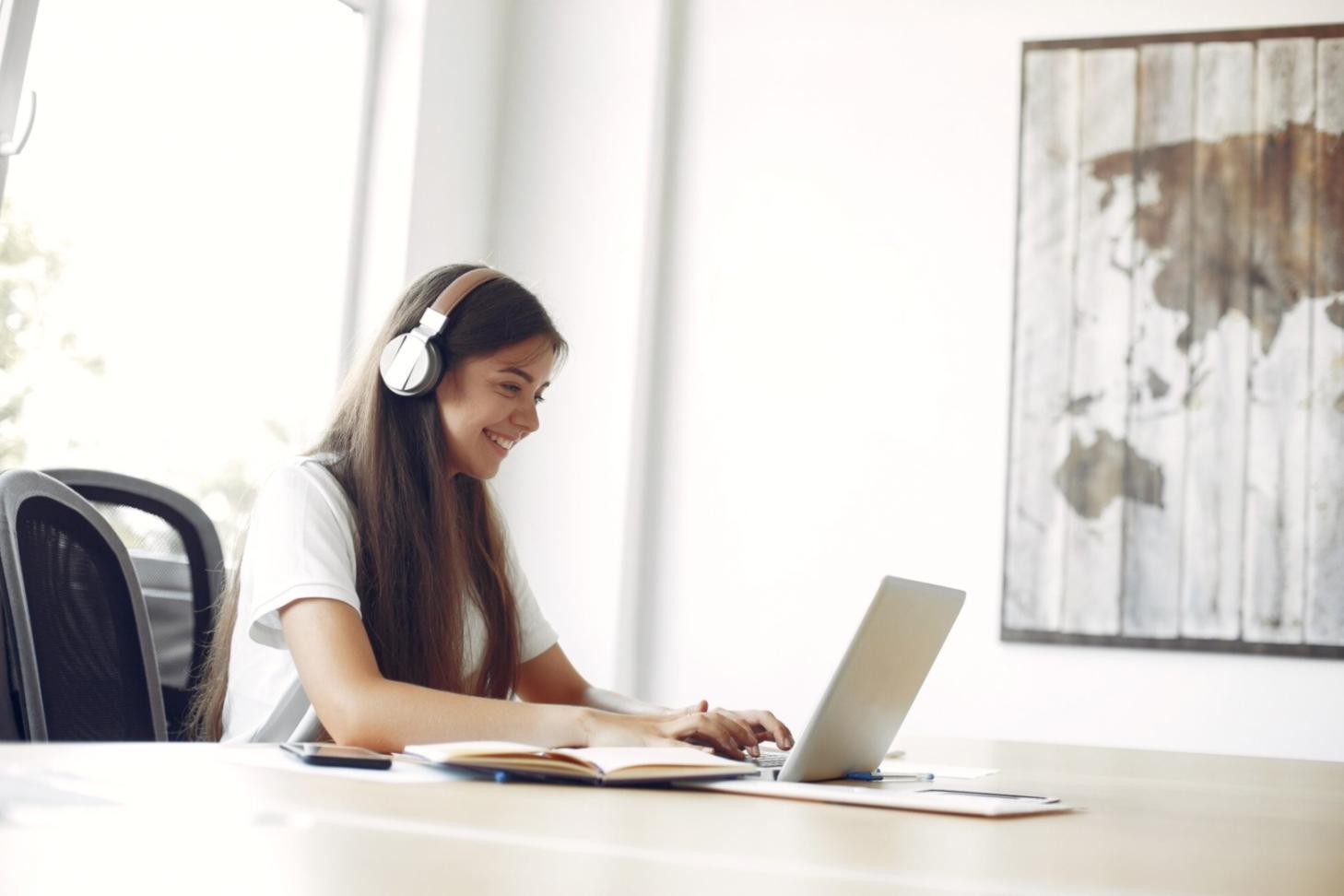 Suasana belajar analisis indikator investasi bersama mentor berpengalaman